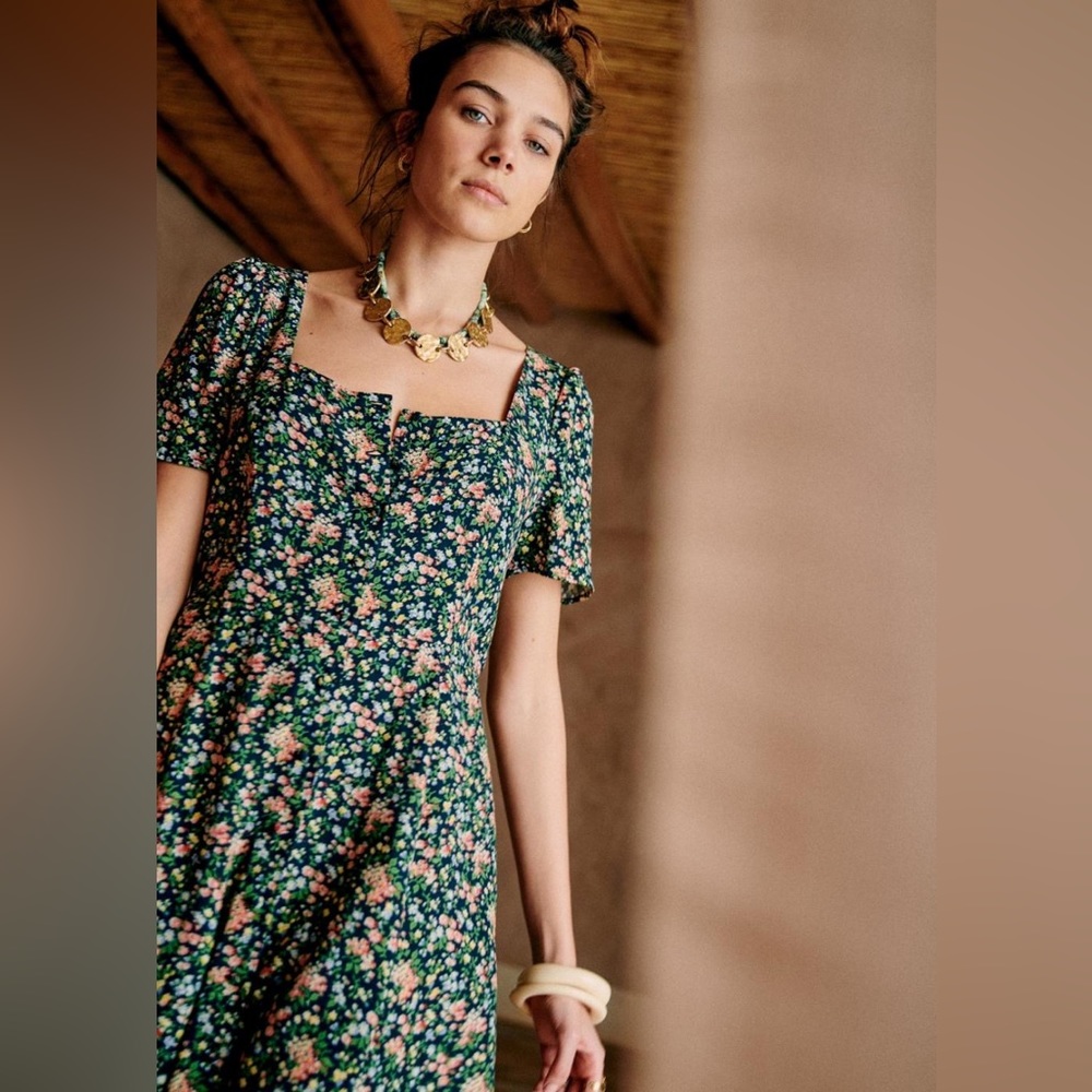 ISO - Sézane Victoria Dress in Navy Garden (Size 4/36)